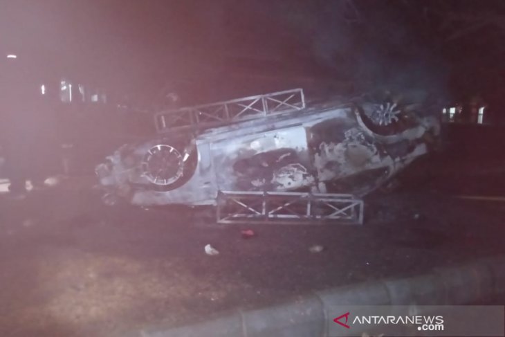 Amukan suporter bola di Yogyakarta rusak mobil polisi