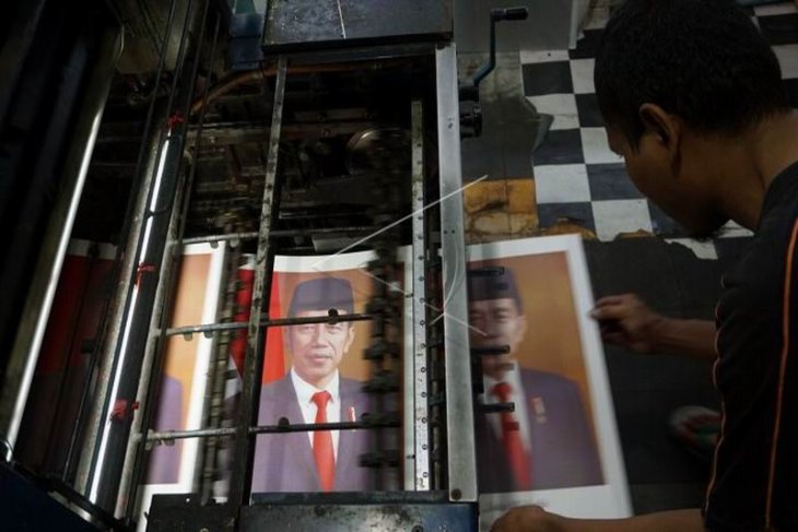 Produksi cetakan foto Presiden Joko Widodo