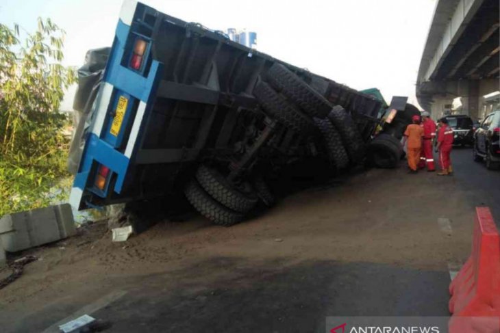 Truk terguling di Tol Jakarta-Cikampek berimbas kepadatan