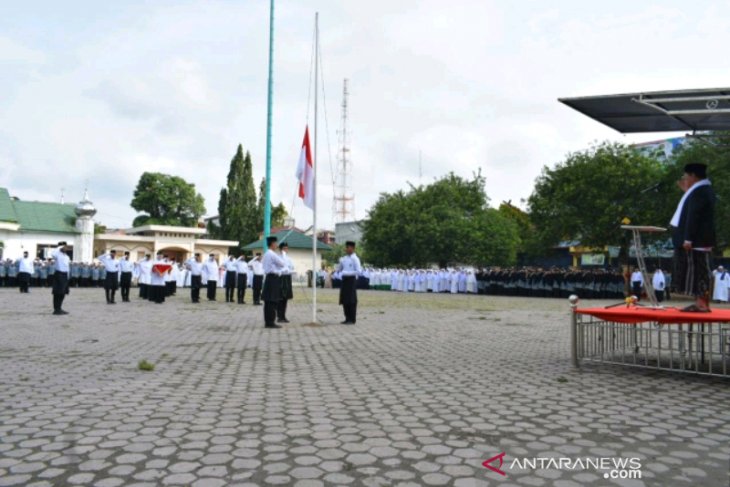 Peringati Hari Santri Nasional, Wakil Wali Kota Padangsidimpuan kenakan kain sarung