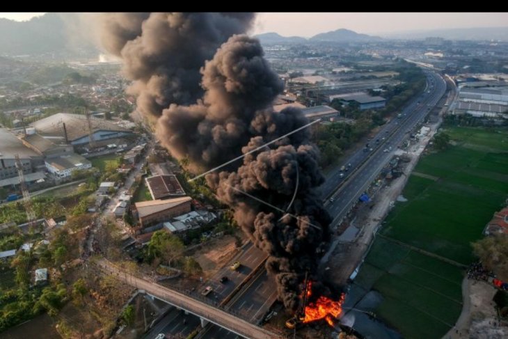 Kebakaran pipa minyak Pertamina