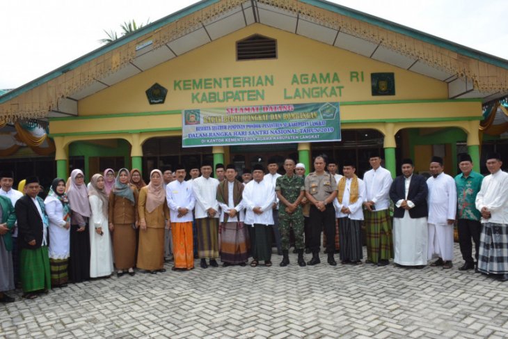 Bupati Langkat berangkatkan enam santri berprestasi melaksanakan umroh