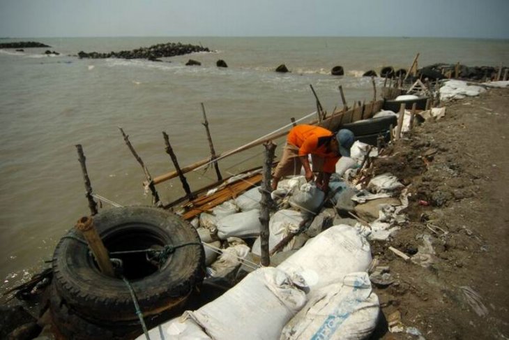 Pemecah gelombang rusak