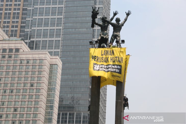 Peserta aksi pembentangan spanduk di Bundaran HI bertahan Rabu