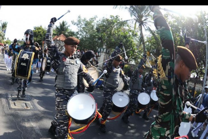 Kirab genderang suling KRI Bima Suci