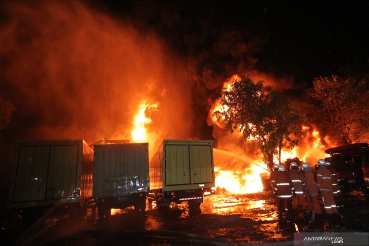 Kebakaran Gudang Di Surabaya
