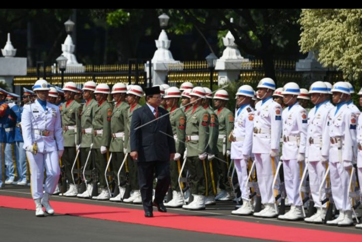 Upacara penyambutan menteri pertahanan