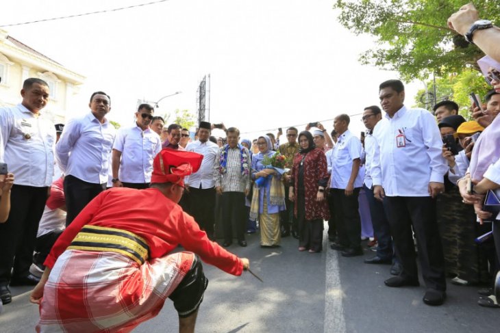 JK tiba di Makassar disambut tarian Angngaru