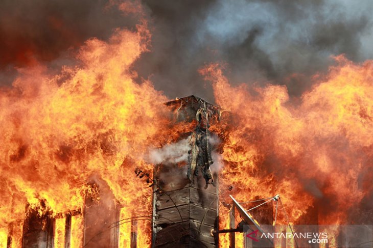 Damkar kerahkan 20 unit mobil padamkan rumah terbakar di Jakarta Barat