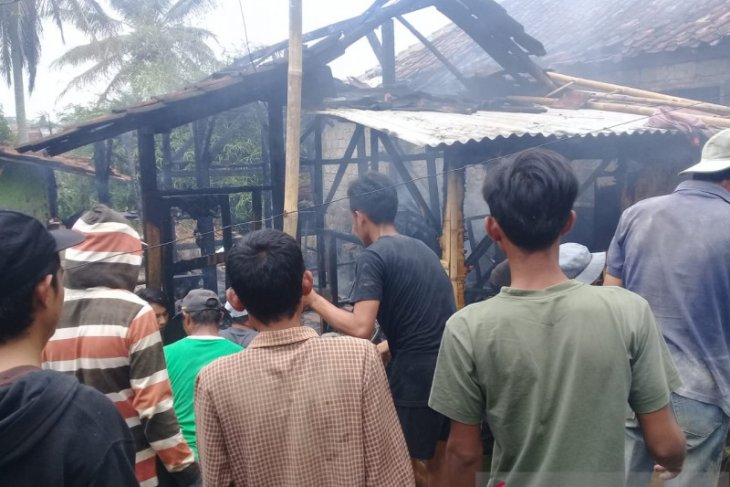 Kebakaran lalap tiga rumah kawasan padat penduduk di Sukabumi