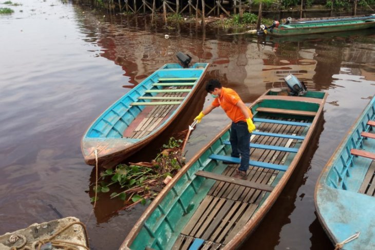 Geretak Jembatan Kayu Di Atas Parit Dan Di Tepian Sungai Kapuas