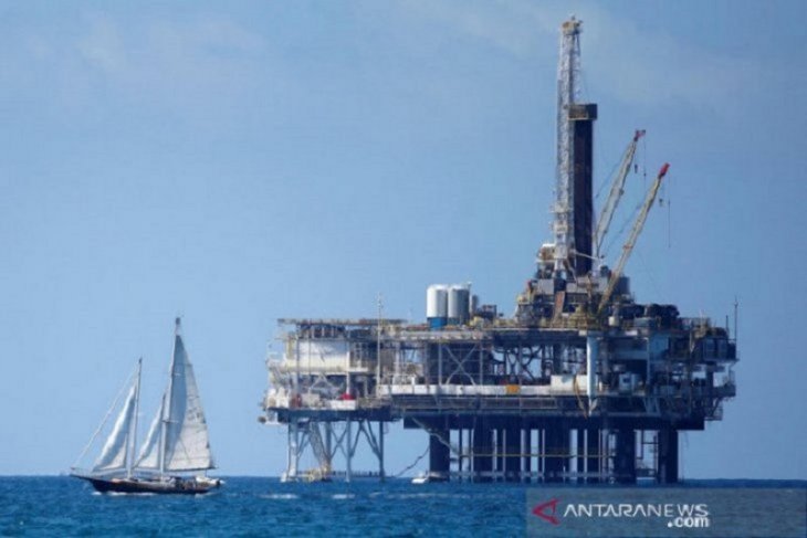 Minyak tergelincir tertekan kelebihan pasokan OPEC+, pengangguran AS