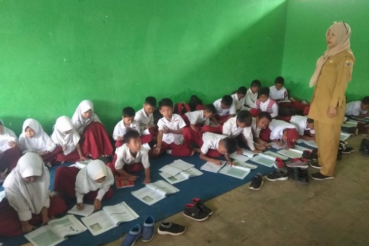 Kelas kurang, siswa SDN 2 Pasir Kupa Lebak belajar di lantai