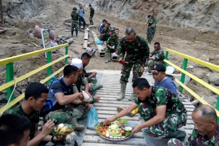 Satgas TMMD Kodim 0204/DS syukuran di atas jembatan usai tuntaskan pekerjaan