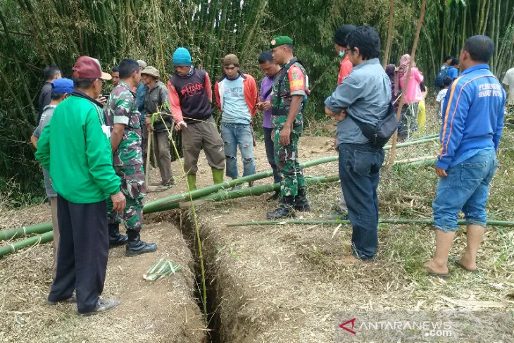 Warga Cikajang Garut diimbau mengungsi hindari bahaya retakan tanah