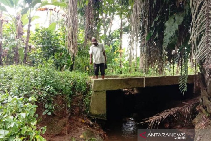 Jembatan di Sayur Matinggi miring akibat hantaman banjir