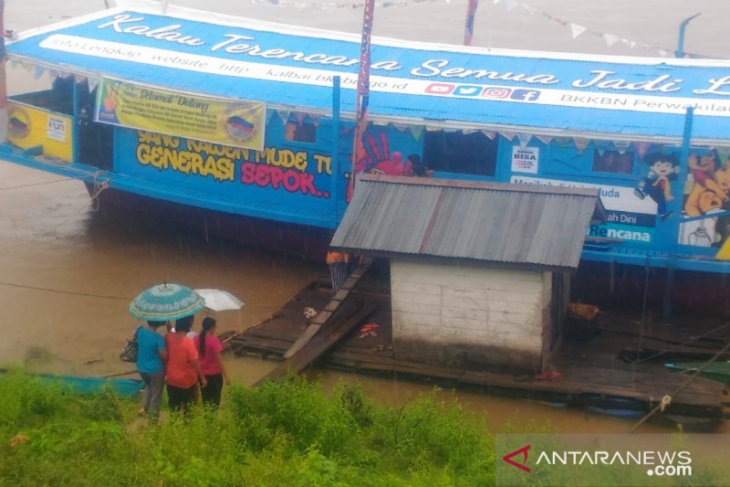 Pelayanan KB DAS Kapal Bandong sisir warga di jalur sungai