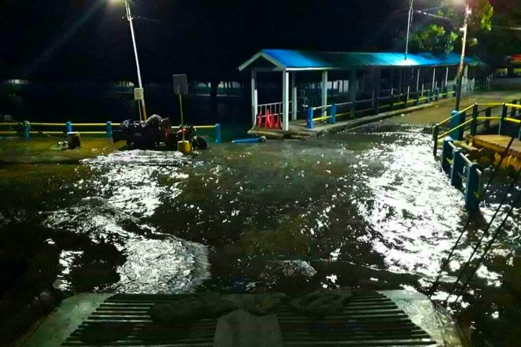 Peneliti Naiknya air laut ke Pelabuhan Hunimua fenomena fase bulan mati