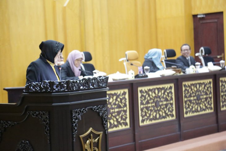 Risma dihujani interupsi saat rapat paripurna RAPBD Surabaya