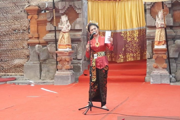 Puluhan siswa SMA ikuti lomba puisi dalam Festival Seni Bali Jani