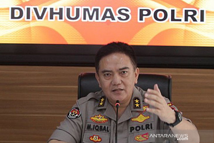 Indonesian police examine explosives used in suspected suicide bombing