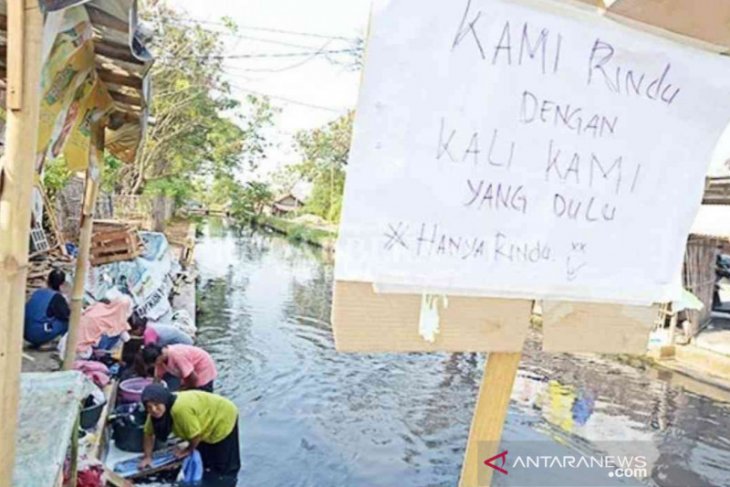 warga Sukaraya Bekasi cuci pakaian di sungai tercemar limbah