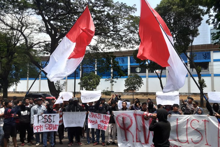 Puluhan suporter demonstrasi saat Kongres PSSI
