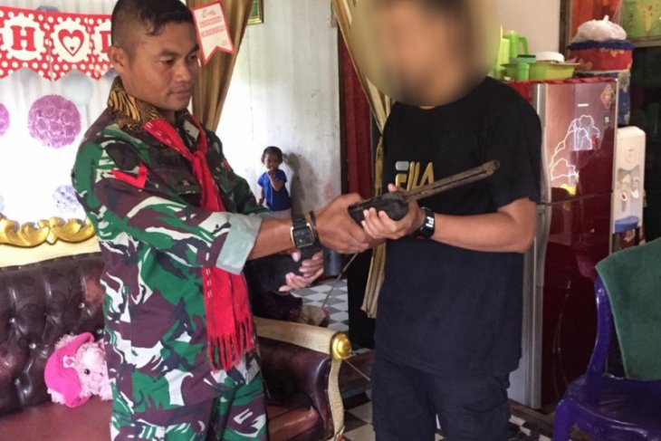 Satgas 734SNS terima penyerahan senjata api sukarela dari warga Ternate