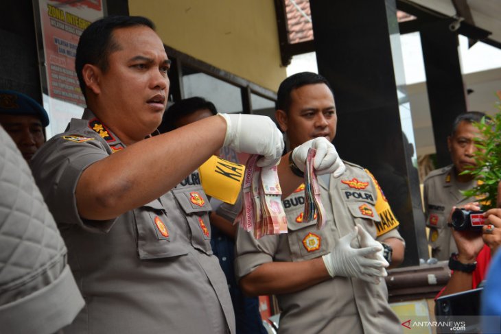 Polisi bekuk tiga pelaku judi Pilkades, satu diantaranya perempuan