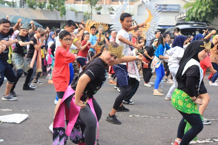 Puluhan penari ramaikan
