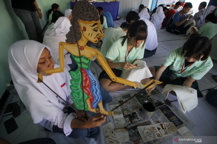 Pelajar asing belajar membatik