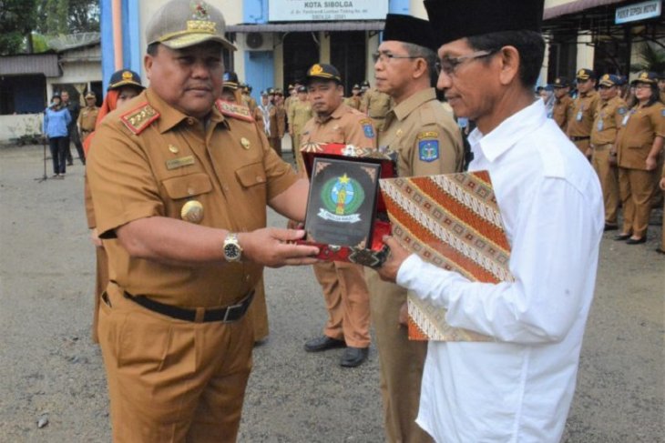 Wali Kota Sibolga pimpin apel bersama sekaligus lepas pejabat pensiun