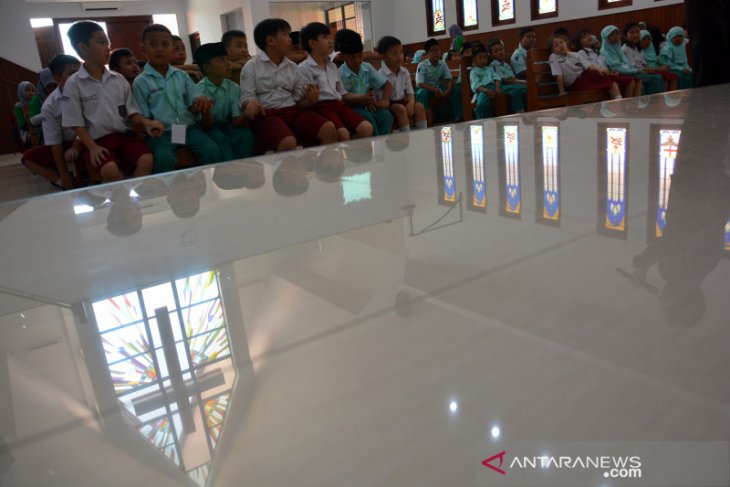 SD  Islam kunjungi Gereja di Jombang