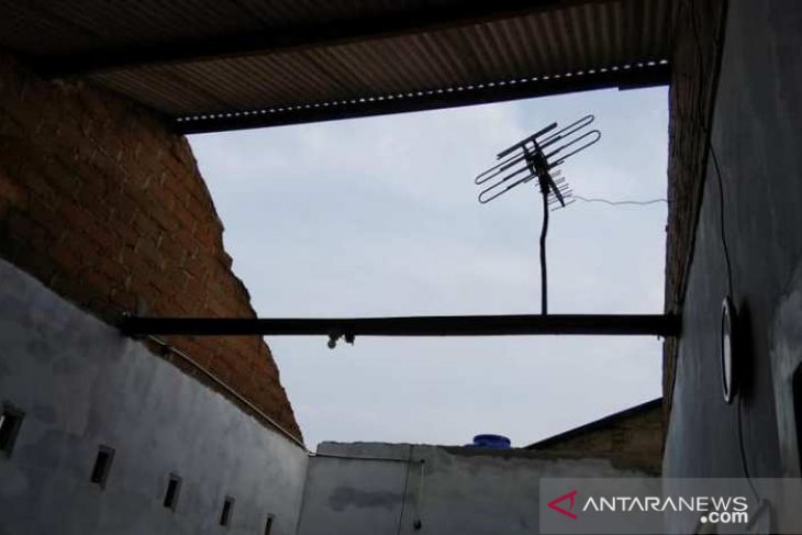 Tiga rumah warga Pangkalpinang rusak diterjang puting beliung