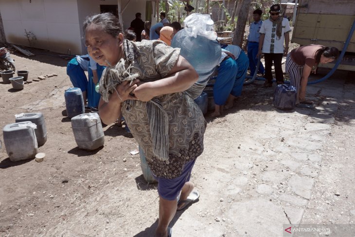 Siswa salurkan bantuan air bersih