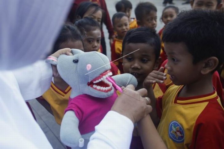 Edukasi menggosok gigi