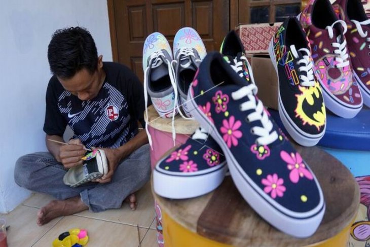 Produksi sepatu lukis