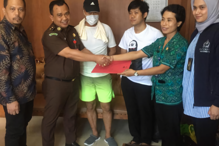 Kejati Bali serahkan dua termohon ekstradisi ke Pemerintah Korea Selatan