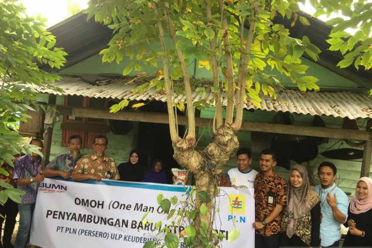 PLN pasang listrik gratis untuk Nek Fatimah