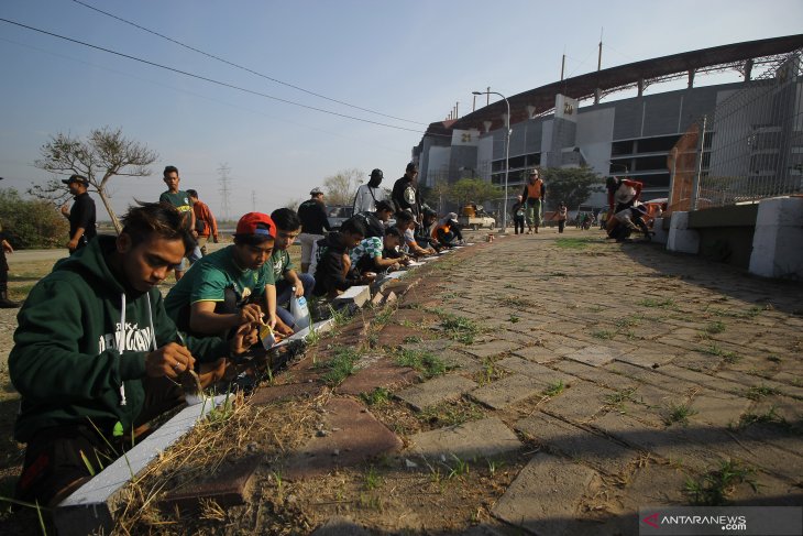 Bersih-bersih Stadion Gelora Bung Tomo