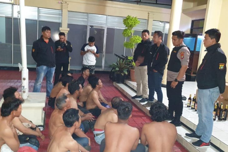 Di Kembangan, polisi bekuk belasan penagih utang dan juru parkir liar