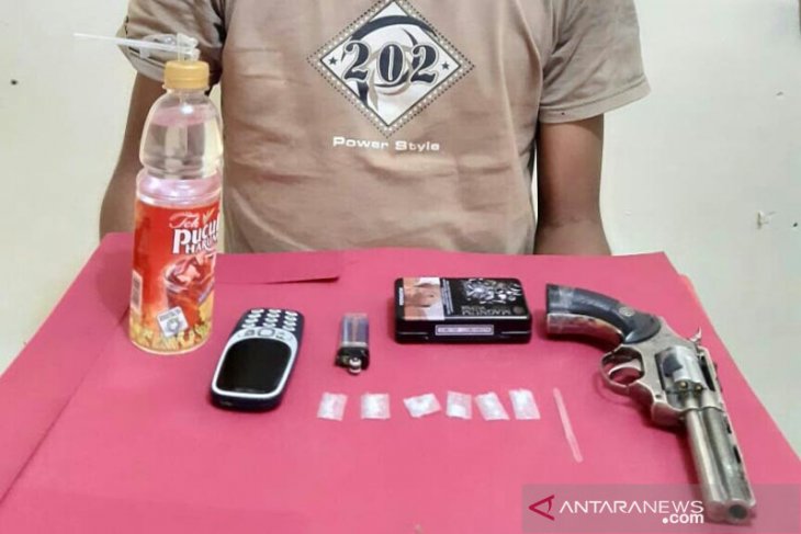 Polisi tangkap pemuda ini terkait sabu dan amankan pistol mainan