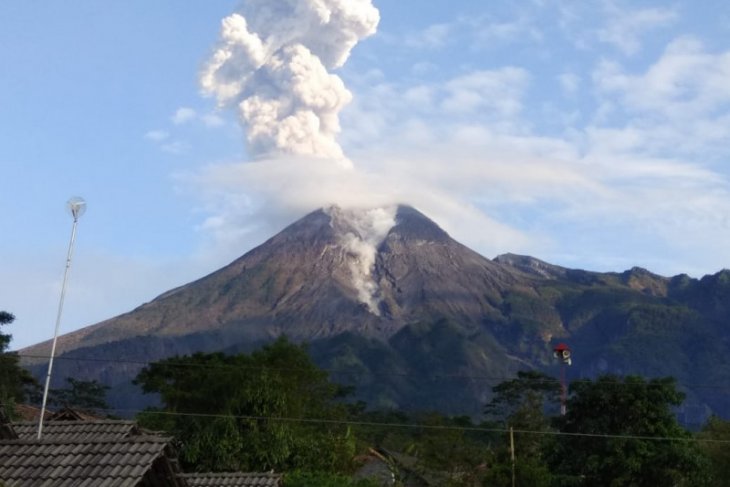 Merapi meletus, masyarakat diimbau tenang