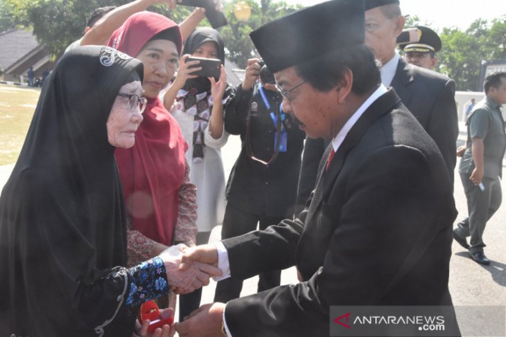 Pemprov Babel berikan tanda jasa kepada veteran pejuang kemerdekaan