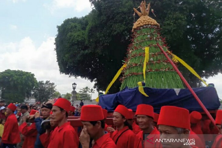 Gunungan tahu kuning yang diarak dalam acara Grebeg Tahu Kuning di SLG Kecamatan Ngasem, 7 Desember 2025