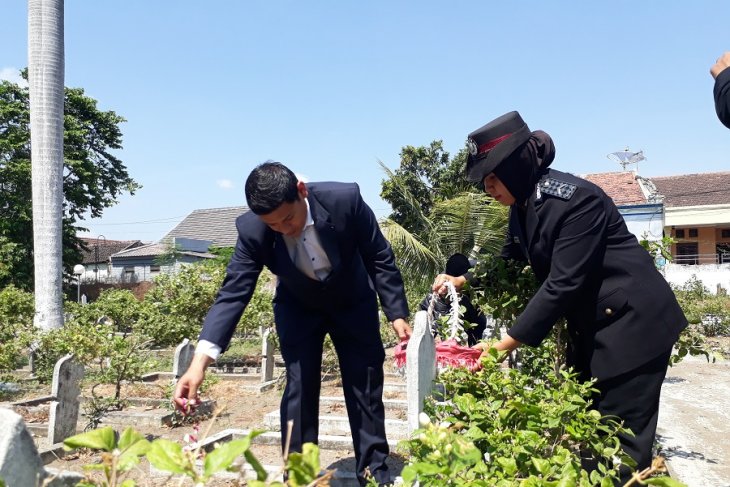 Tabur bunga di TMP Kota Kediri