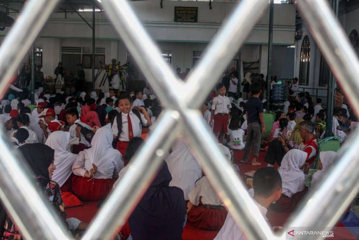 Masuk sekolah pasca SD ambruk