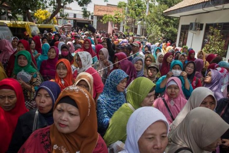 Tuntut pembayaran uang pesangon