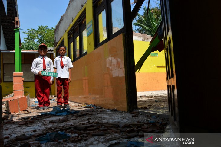 Siswa belajar di kelas darurat