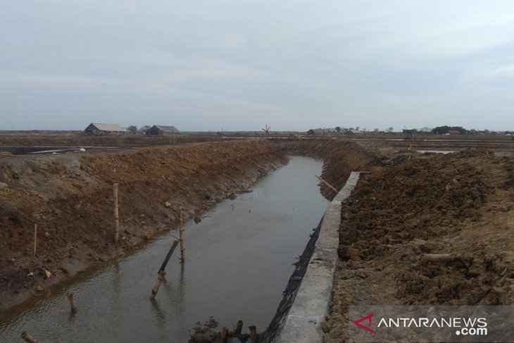 Jelang musim hujan, Pemkab Pamekasan keruk sungai untuk antisipasi banjir